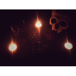 Pimeydentuoja - Hellcrowned